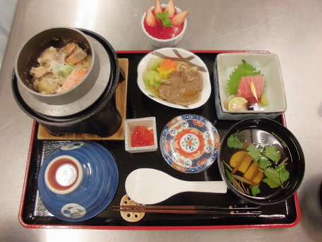煮物とサラダとふかし芋の付いた和食セット