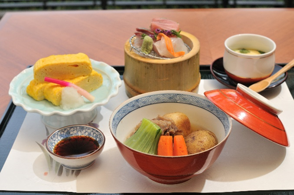 品数の多い豪華なメニューの様子。椀物、汁物、野菜のおかずなどが並んでいる