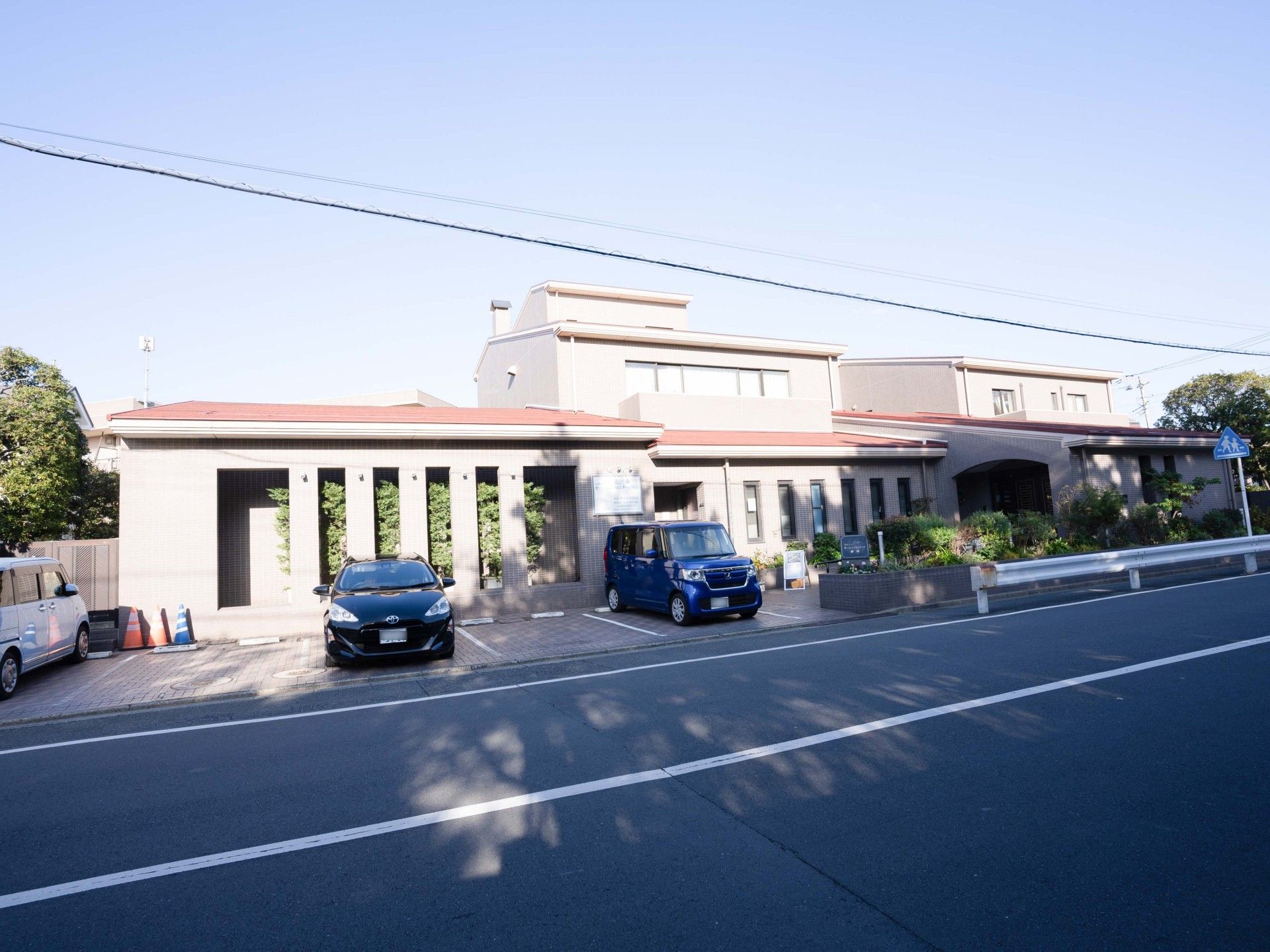 落ち着いた色調の建物の外観