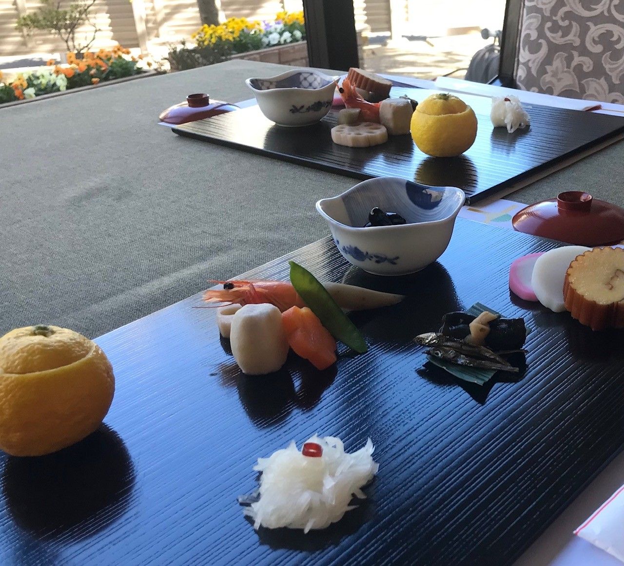 季節の料理が並ぶ食堂