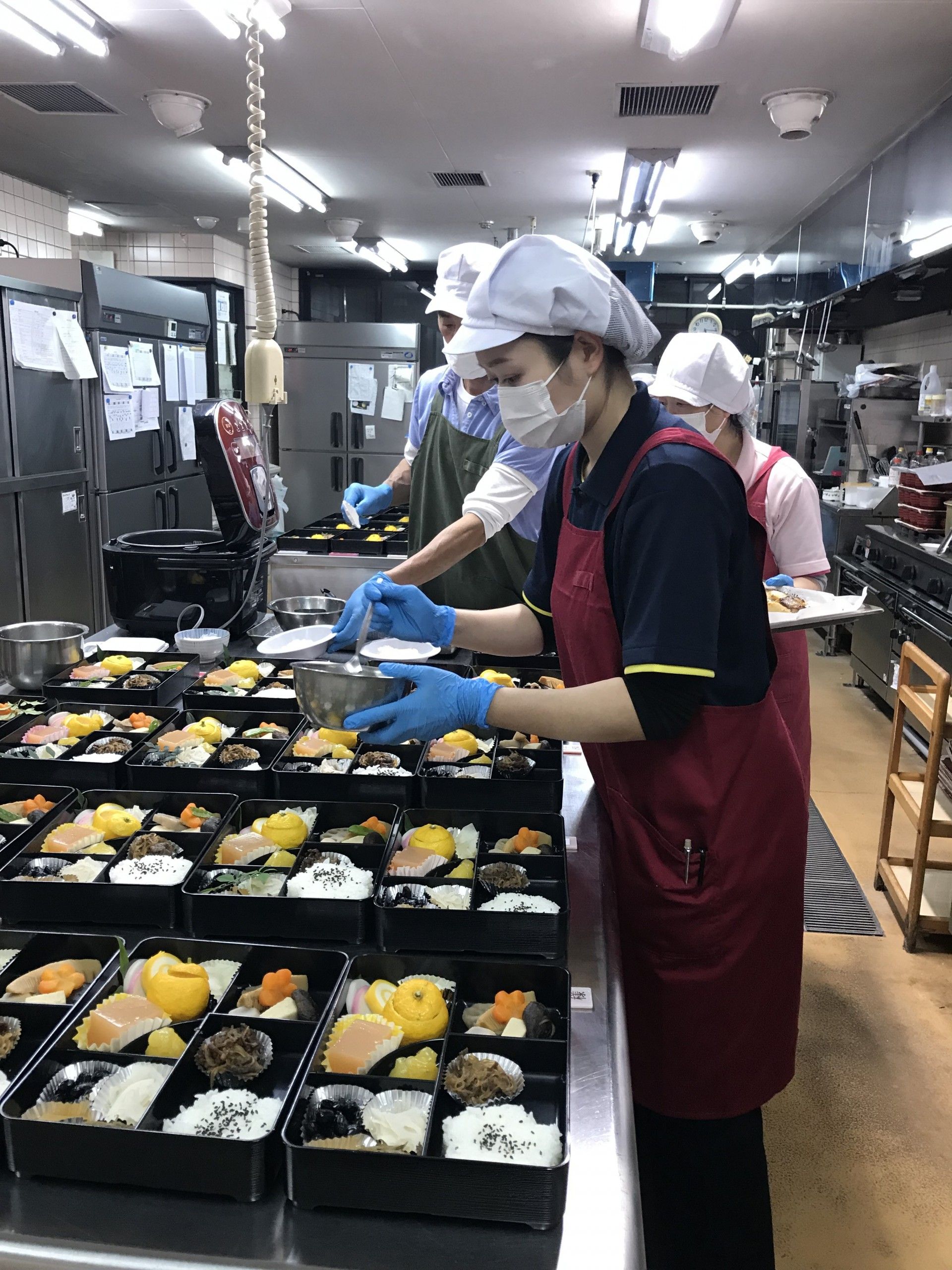 手作り料理準備中のキッチン