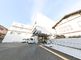介護施設の外観と駐車場