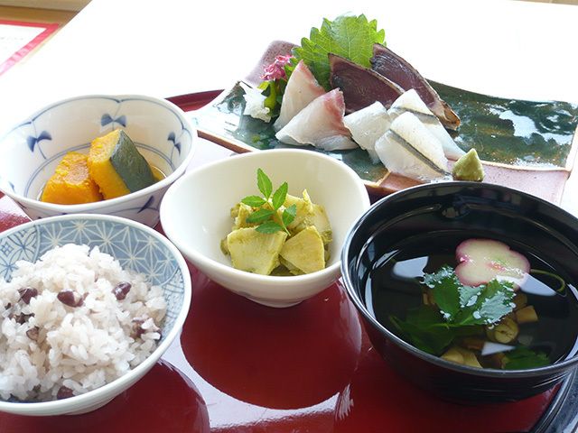 刺身の盛り合わせと赤飯と吸い物のセット