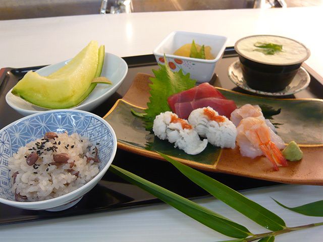 メロンのデザートや茶碗蒸しが付いた、赤飯と握り寿司のセット