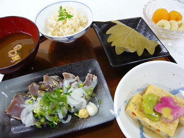 カツオとイカの刺身や、ご飯と味噌汁、柏餅やフルーツのデザートがセットになったメニュー