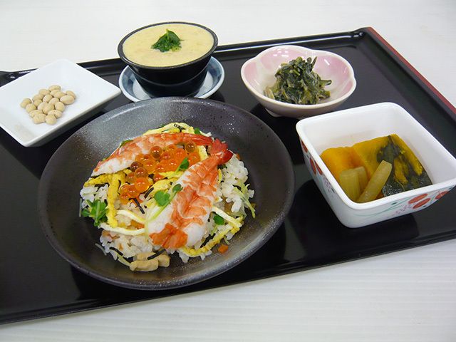 節分の豆と、ちらし寿司と茶碗蒸しのセット