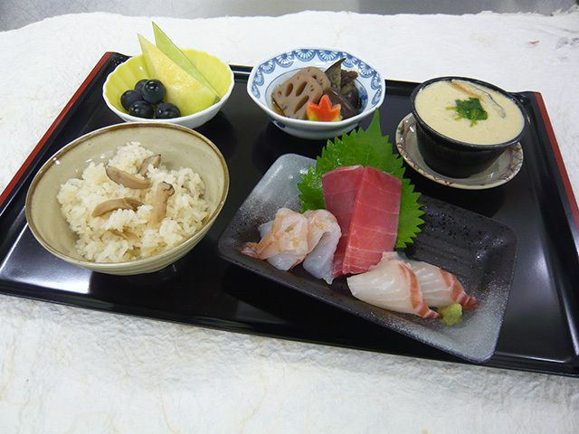 茸ごはんと、刺身の盛り合わせ、茶碗蒸しと野菜の煮物にフルーツのデザートが付いたセット