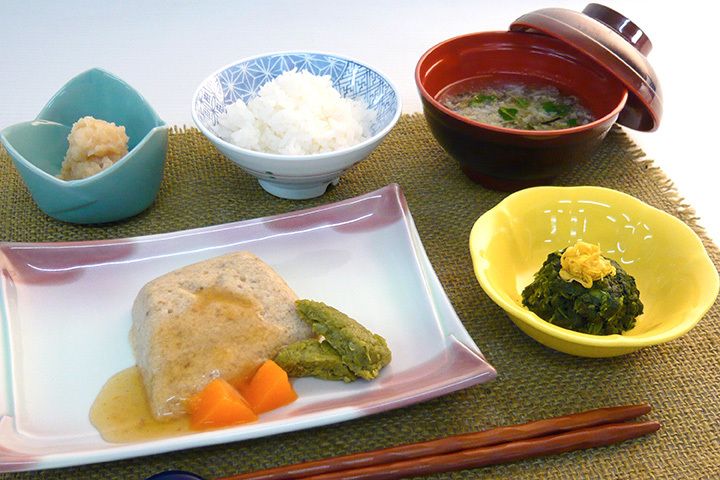 ムース上にした魚と、ほうれん草のおひたしのセット