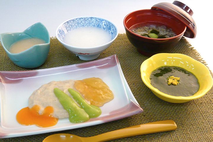 ペースト状にした介護食の一例