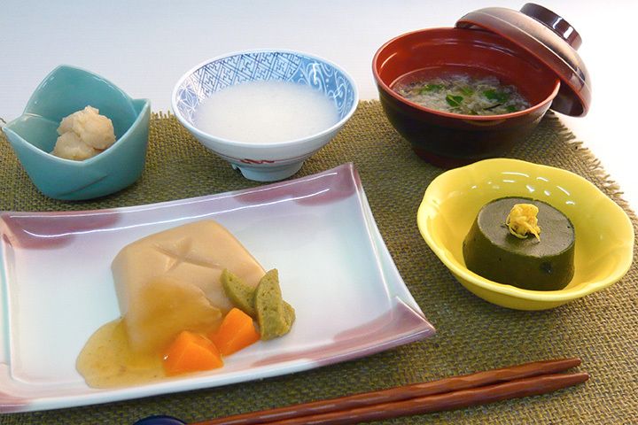 ゼリー状に固めて食べやすくした介護食
