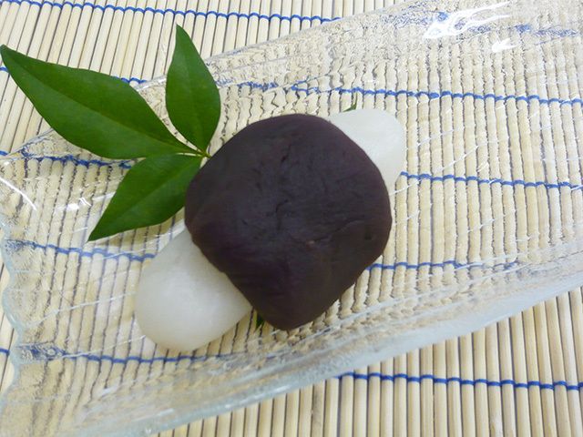 葉っぱを飾りあんこをのせた餅