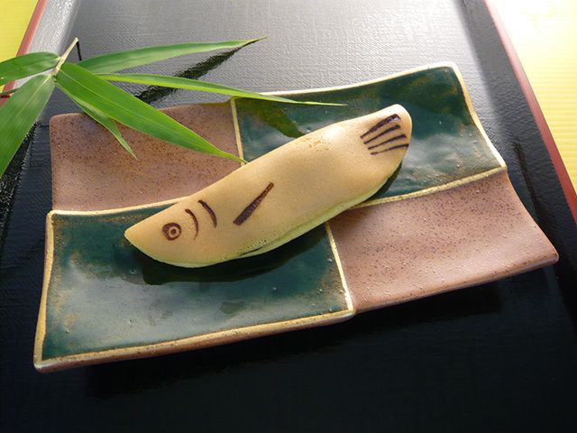 笹の葉を添えた鮎菓子
