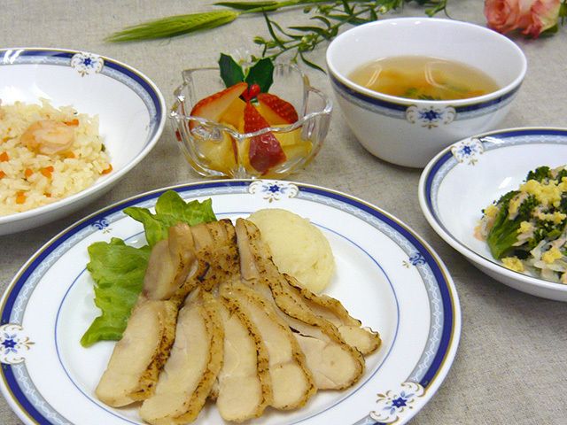 スープとピラフ、フルーツのデザートが付いたセット