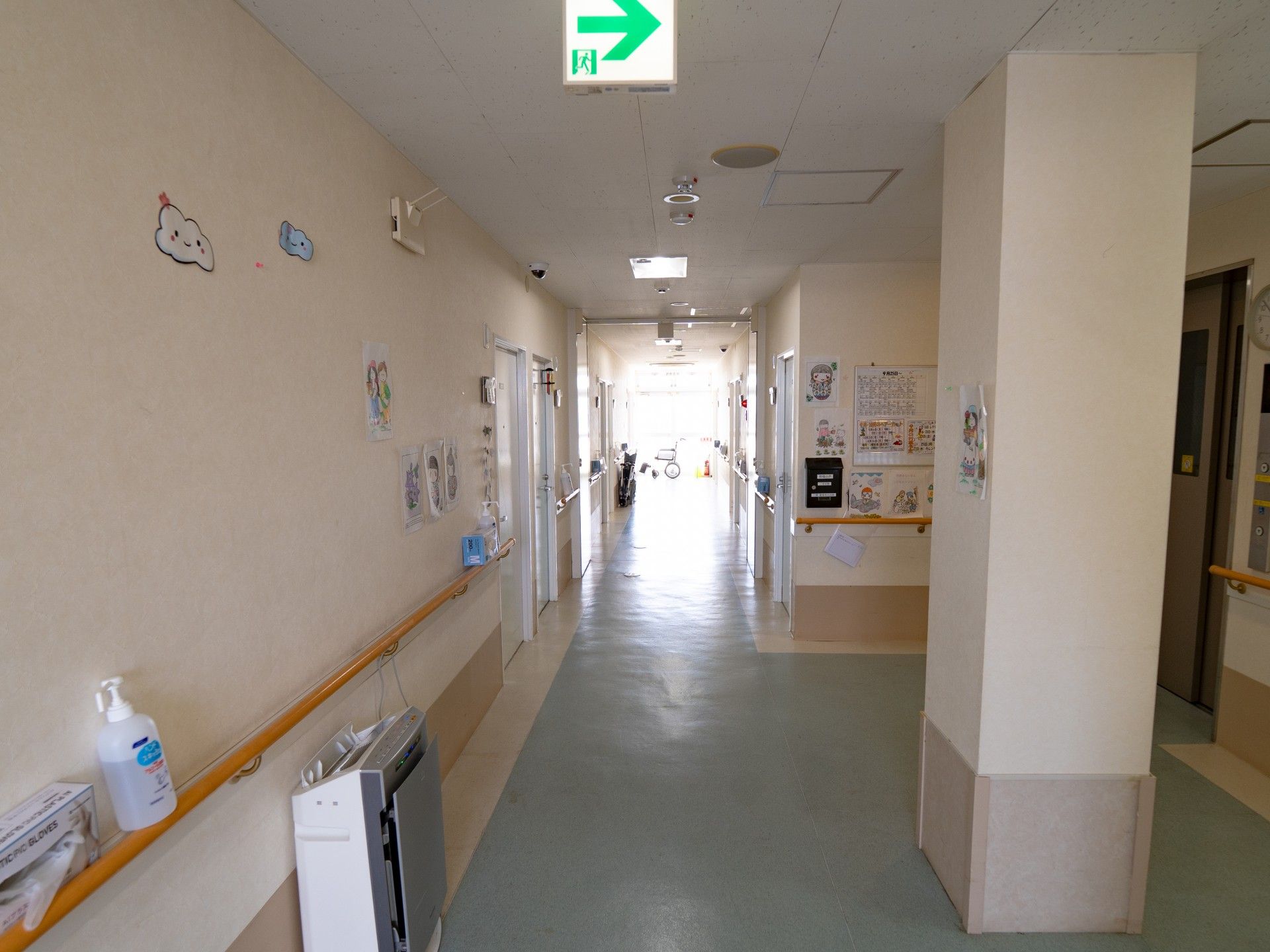 手すりのある廊下