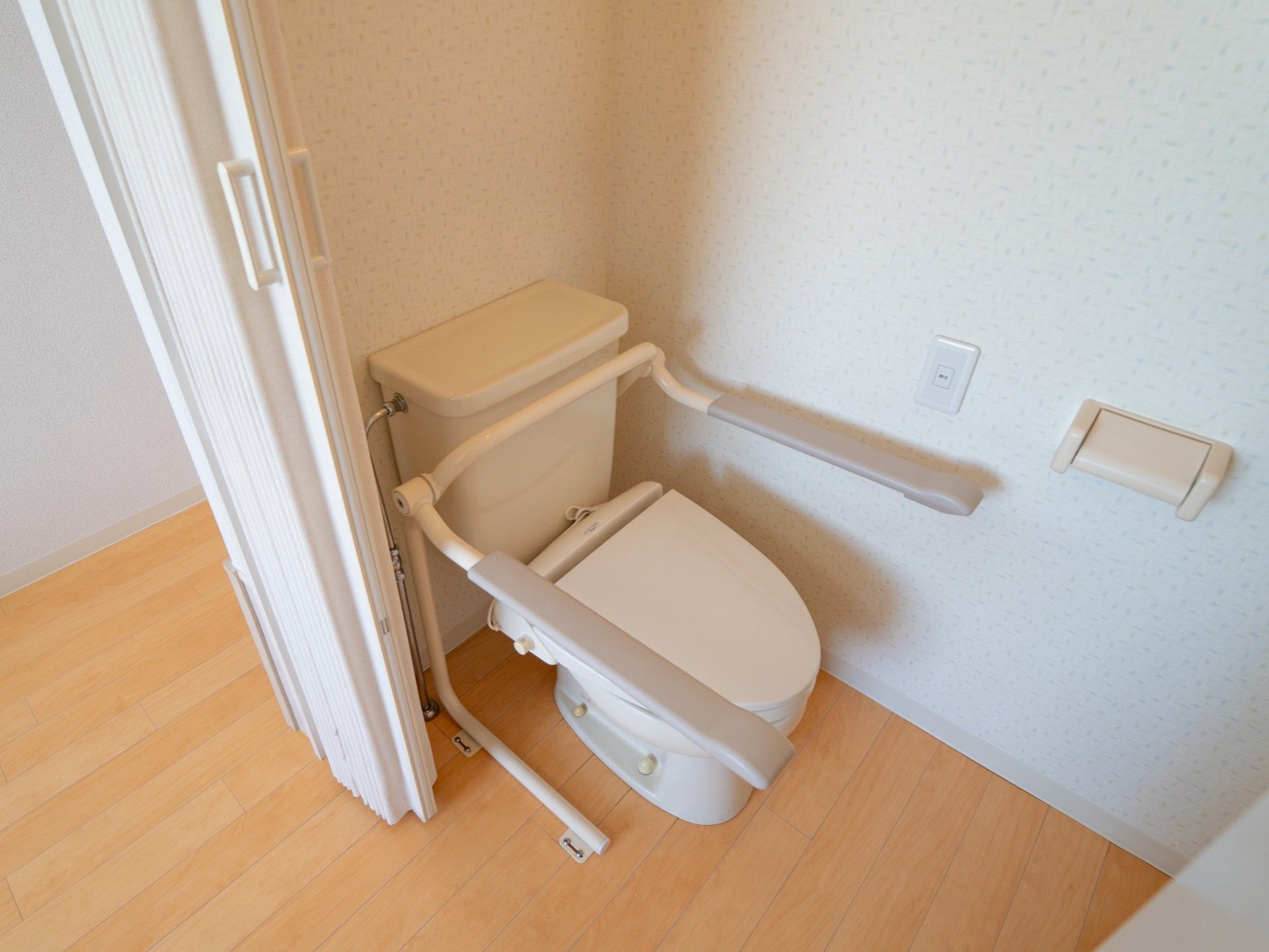手すりのあるトイレ