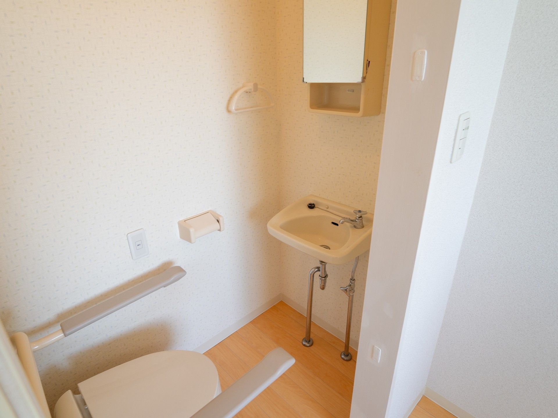 手すりのあるトイレ