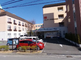 明るい日差しのもとにある施設の外観