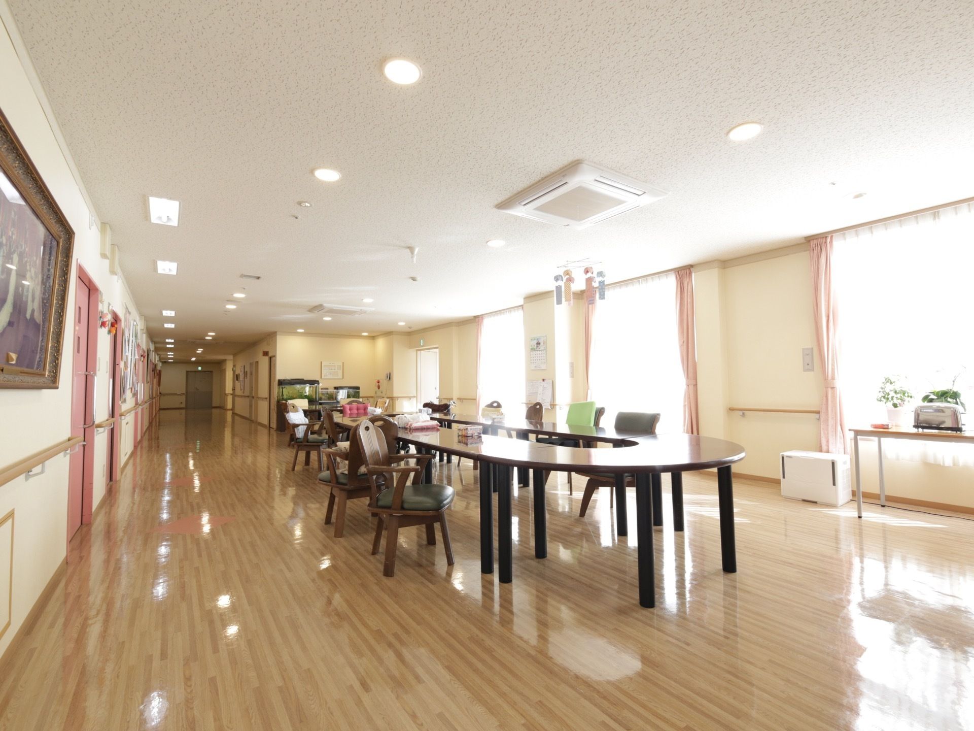 廊下の一角に広いホールがあり、楕円形の大きなテーブルの周りに椅子がたくさん並べられている。天井には空調が付いている。
