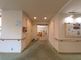 明るく広々とした廊下