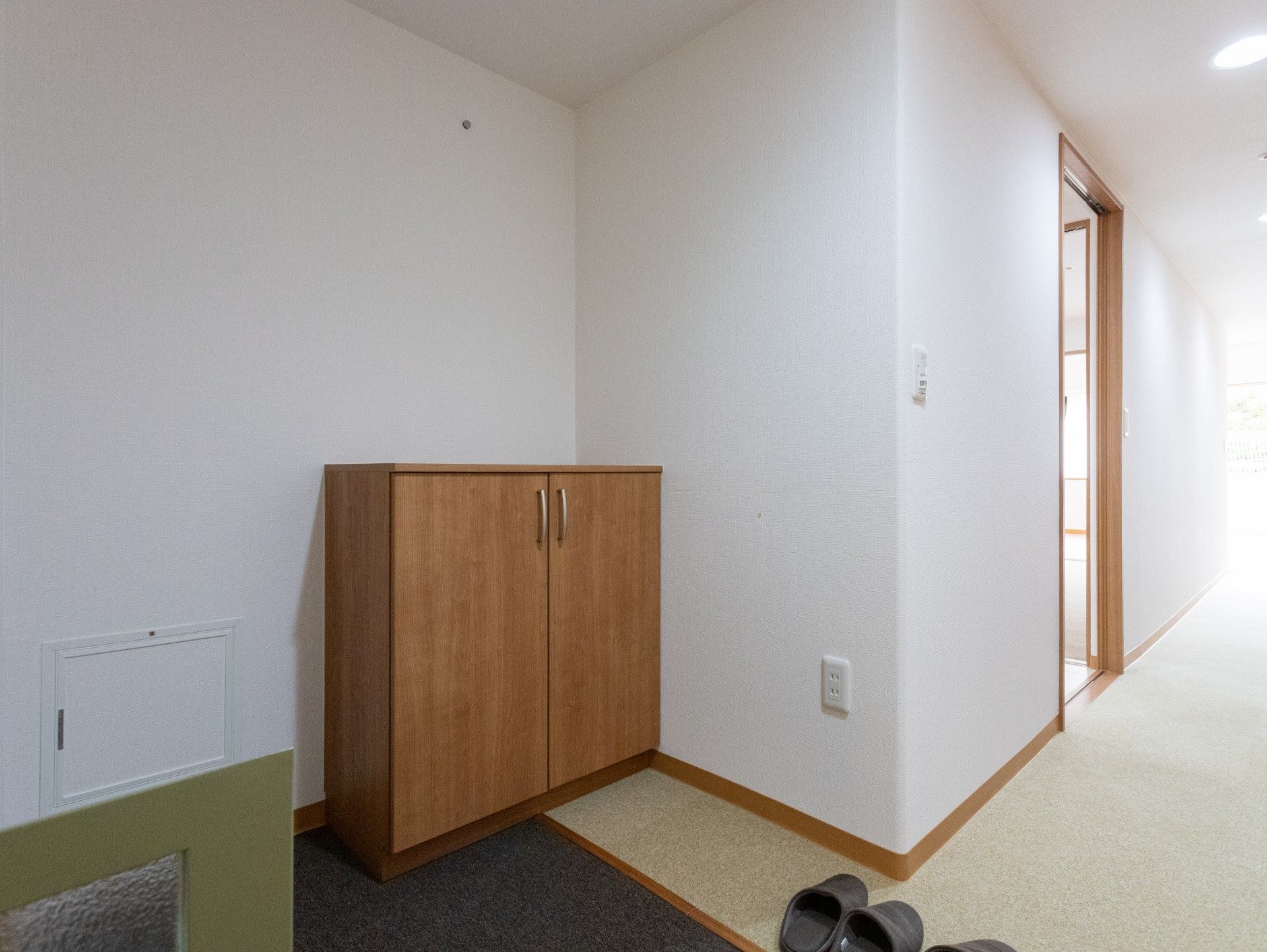 木製の収納棚と廊下