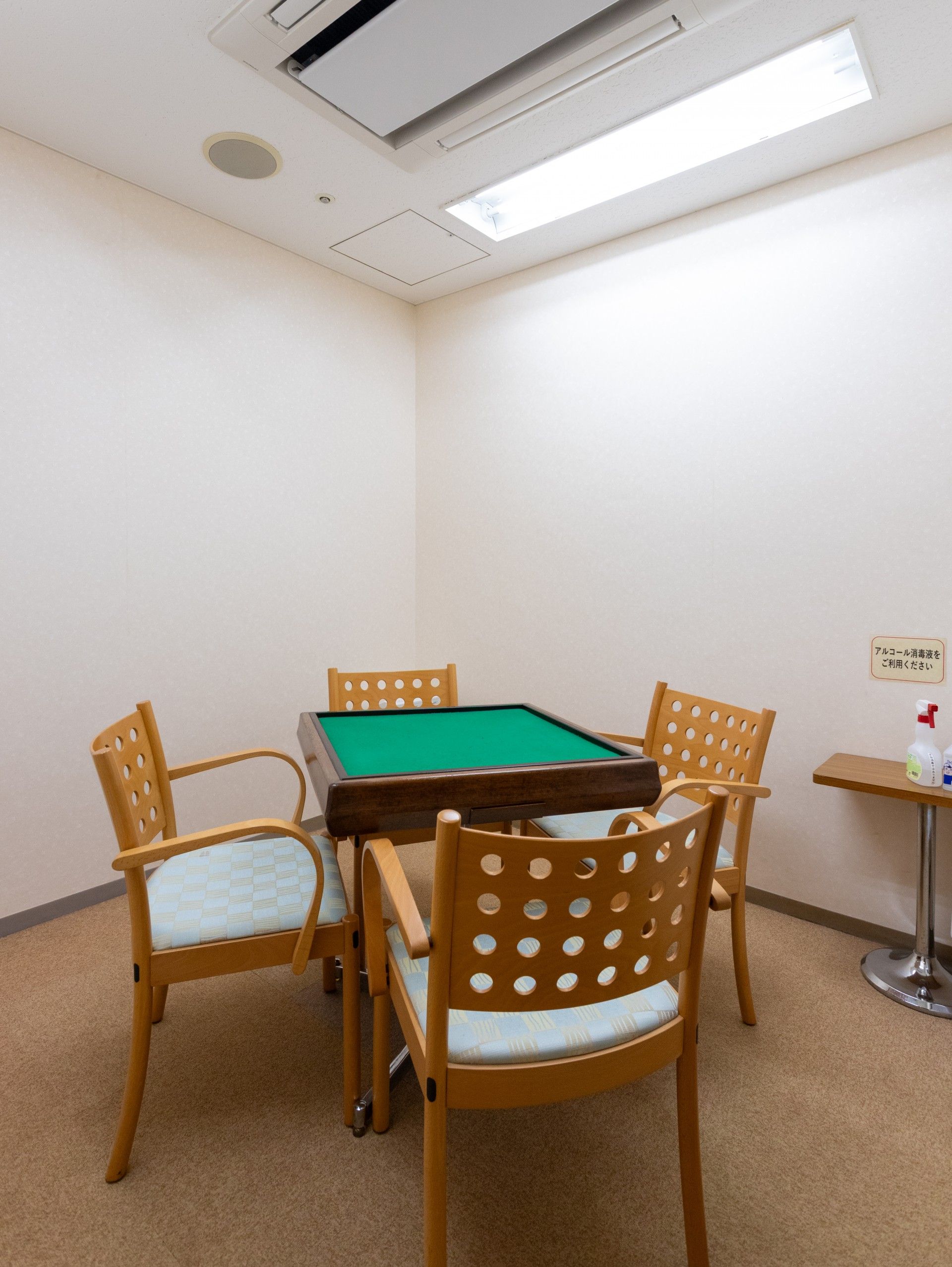 テーブルと椅子の部屋