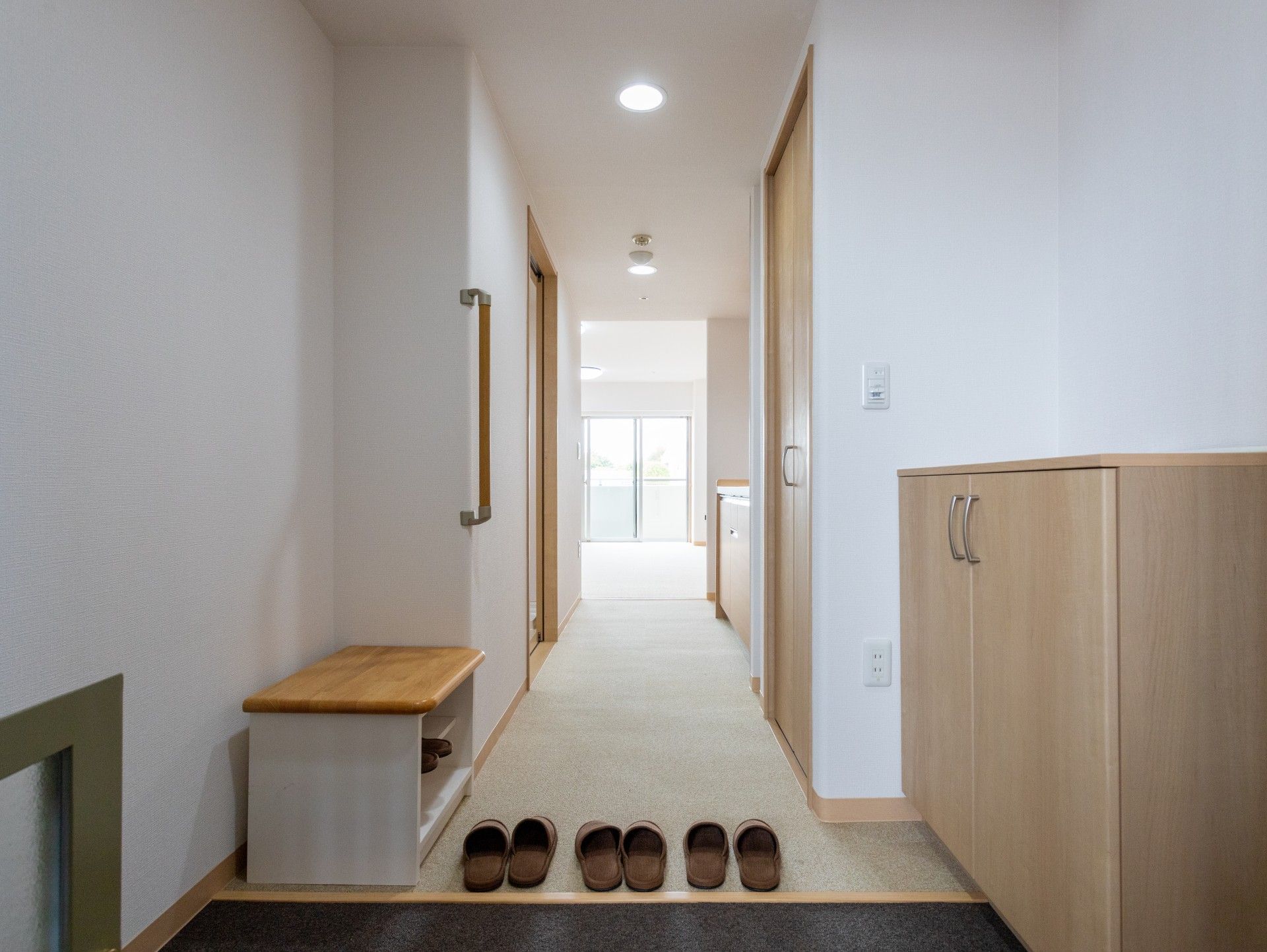 明るい廊下と玄関