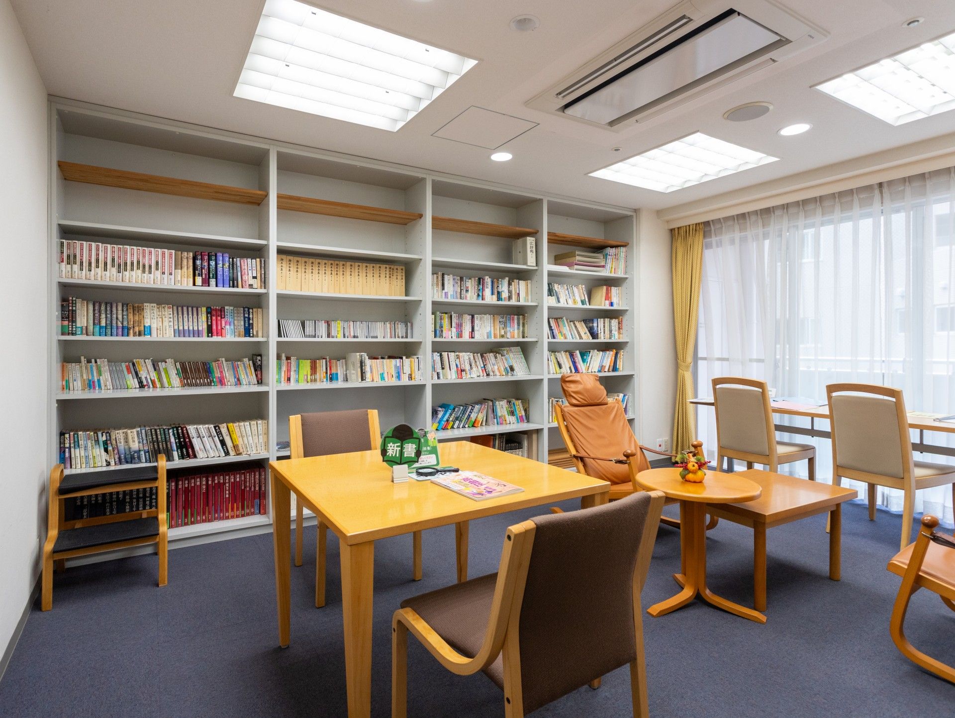 本棚とテーブルのある部屋