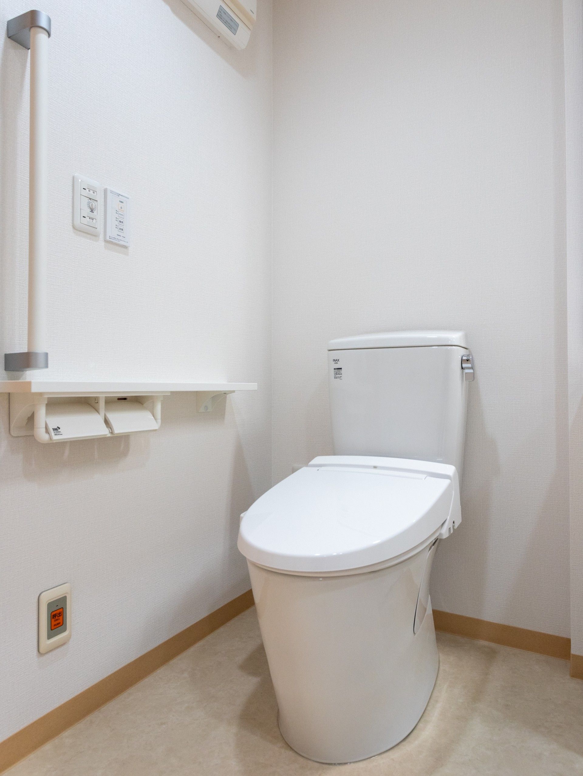 手すり付きの清潔なトイレ