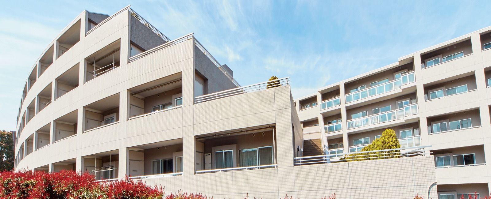 青空の下の建物外観