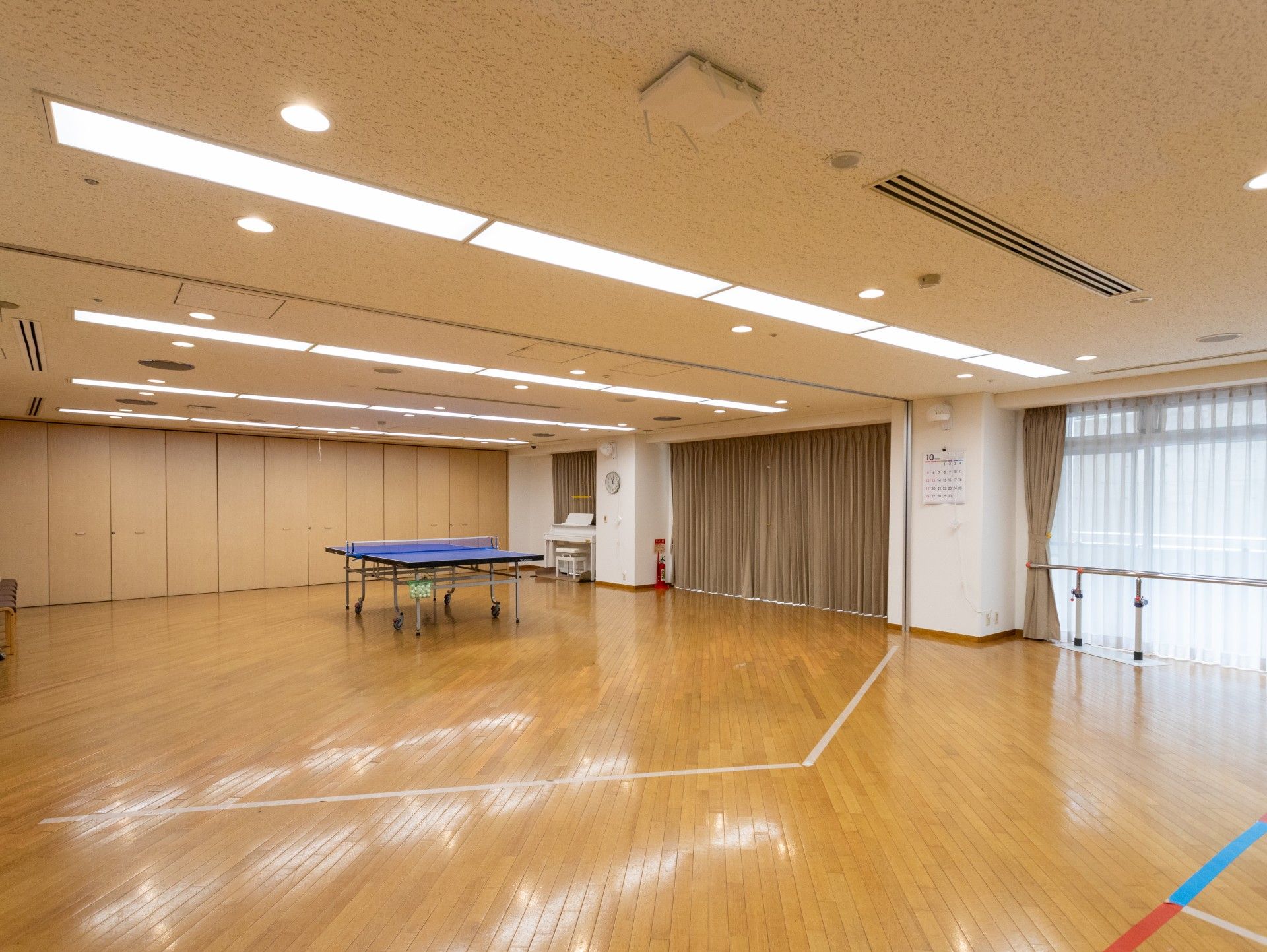 卓球台のある広い部屋