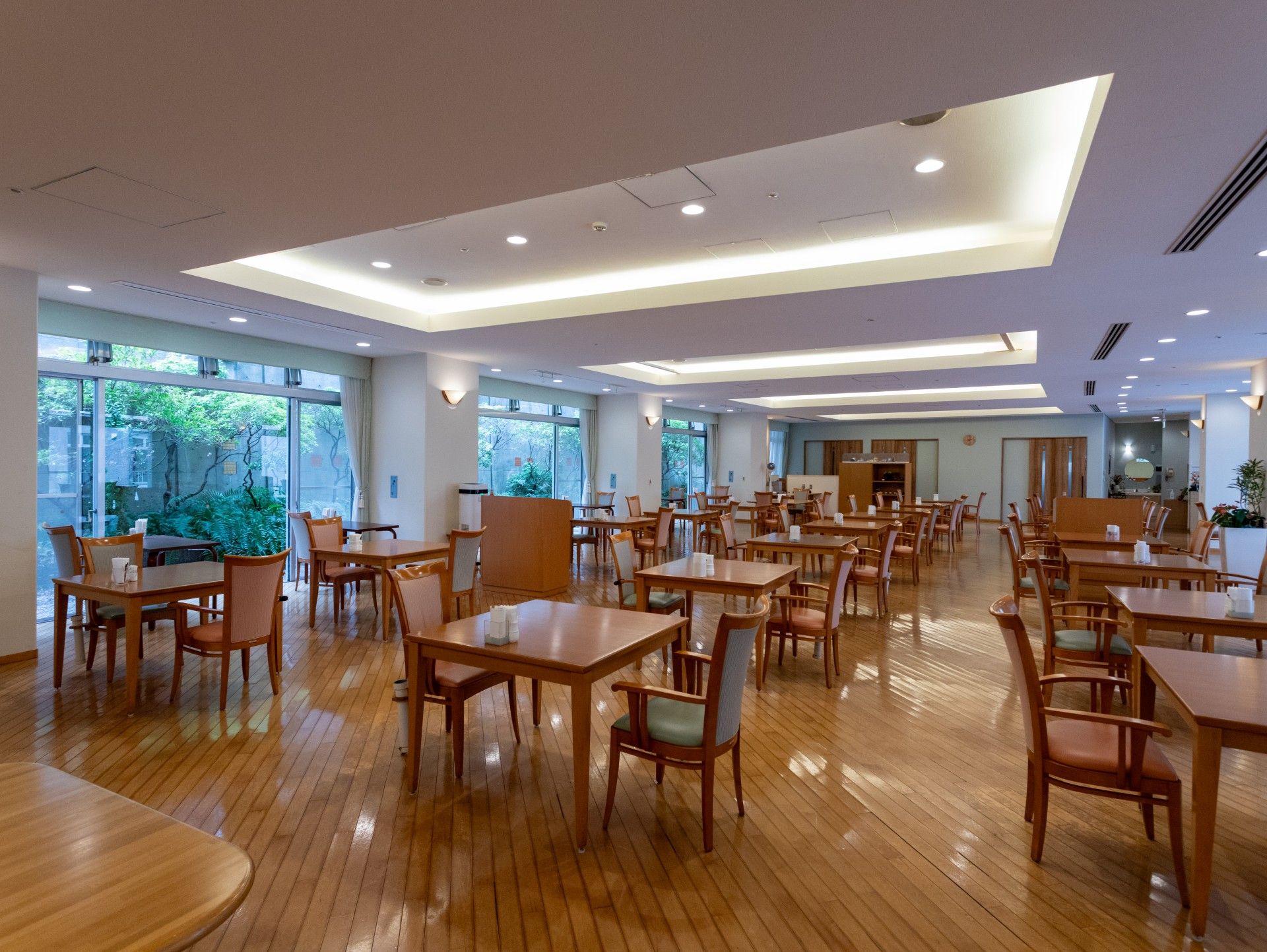 広々とした食事スペース