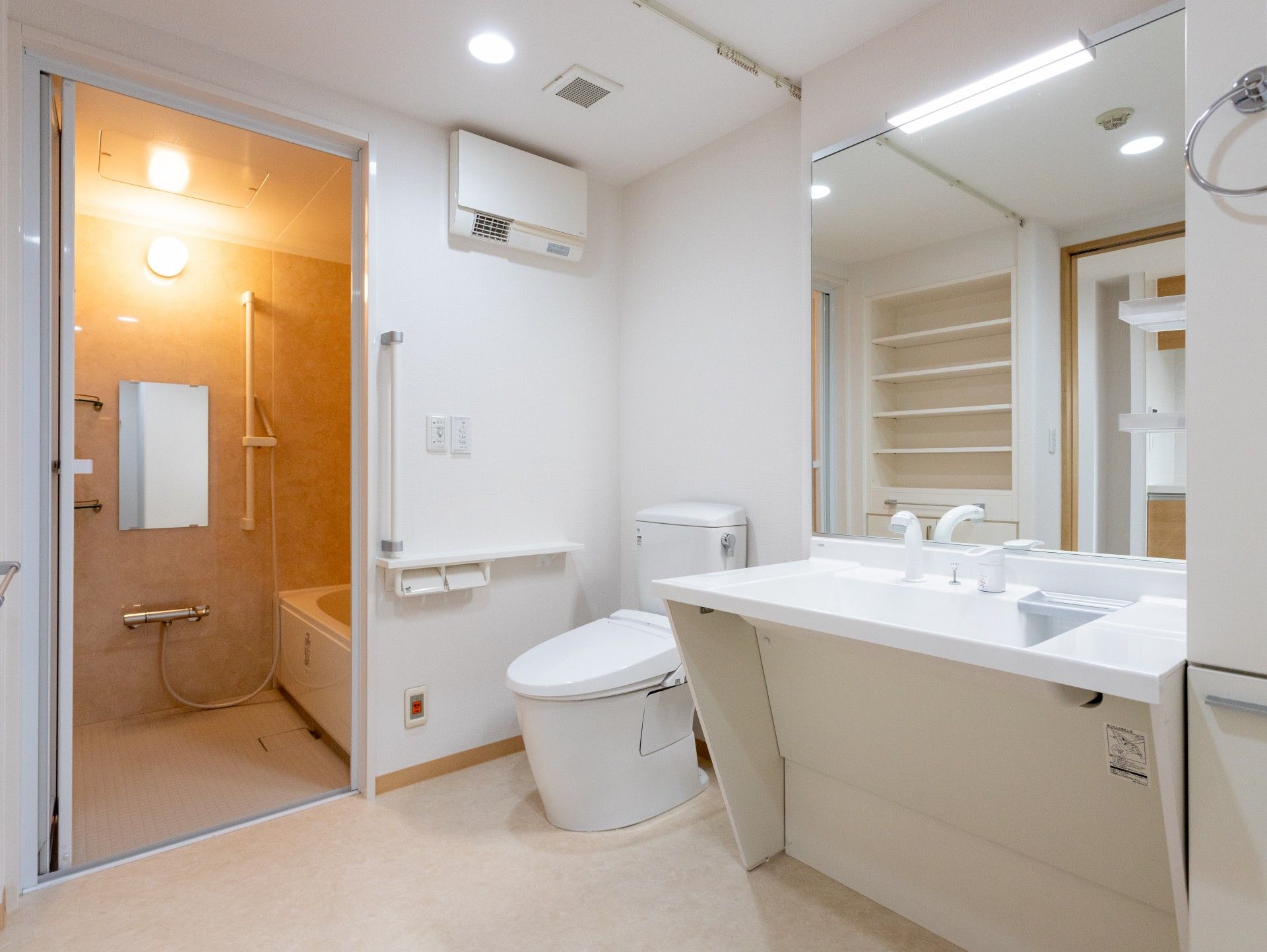 清潔な洗面所と浴室