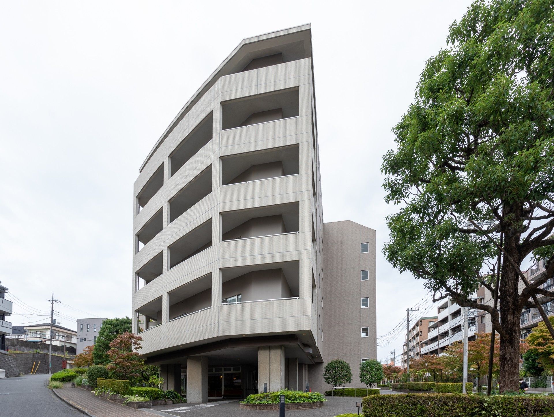 緑に囲まれた建物外観