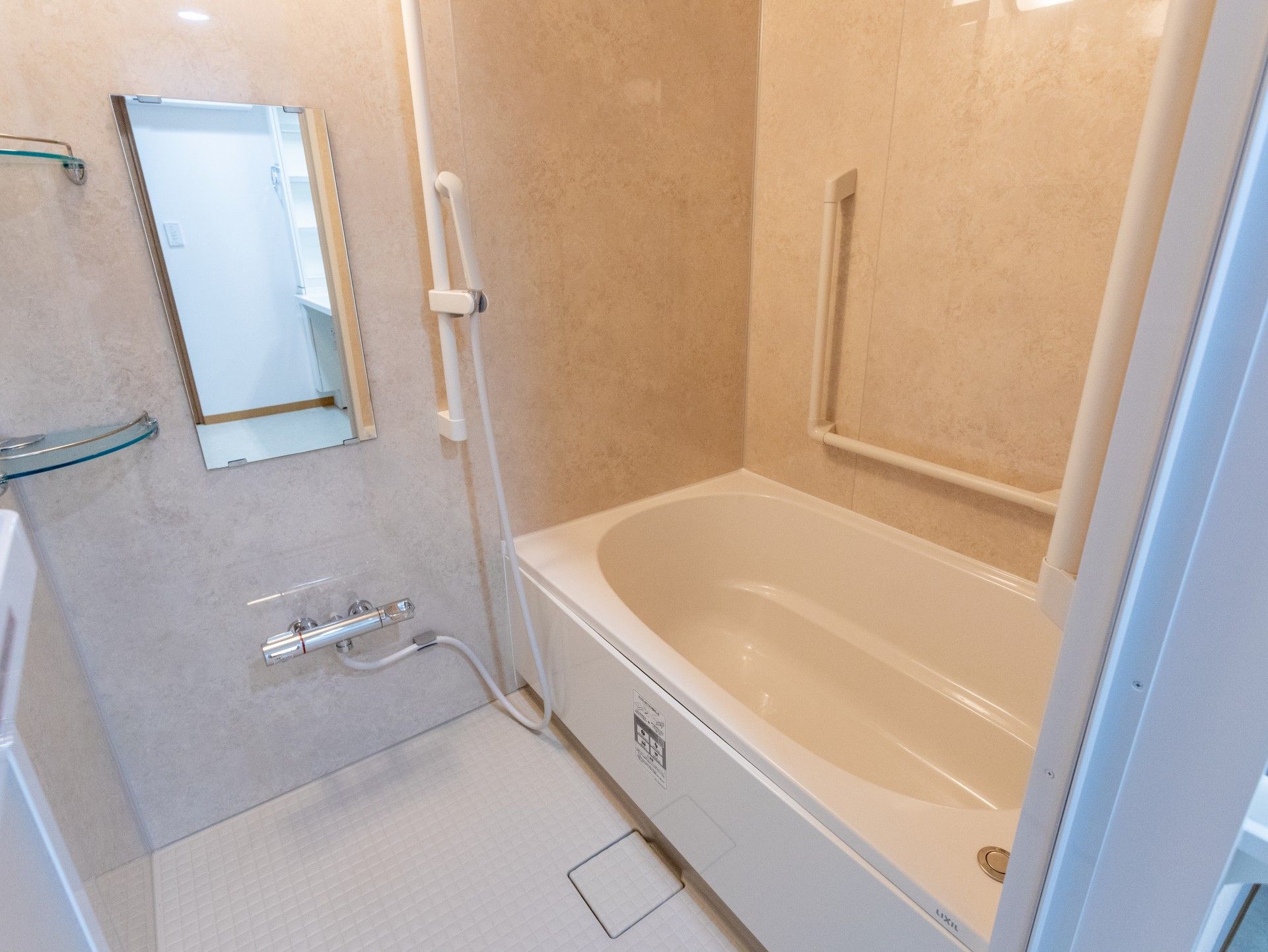 手すり付きの浴室