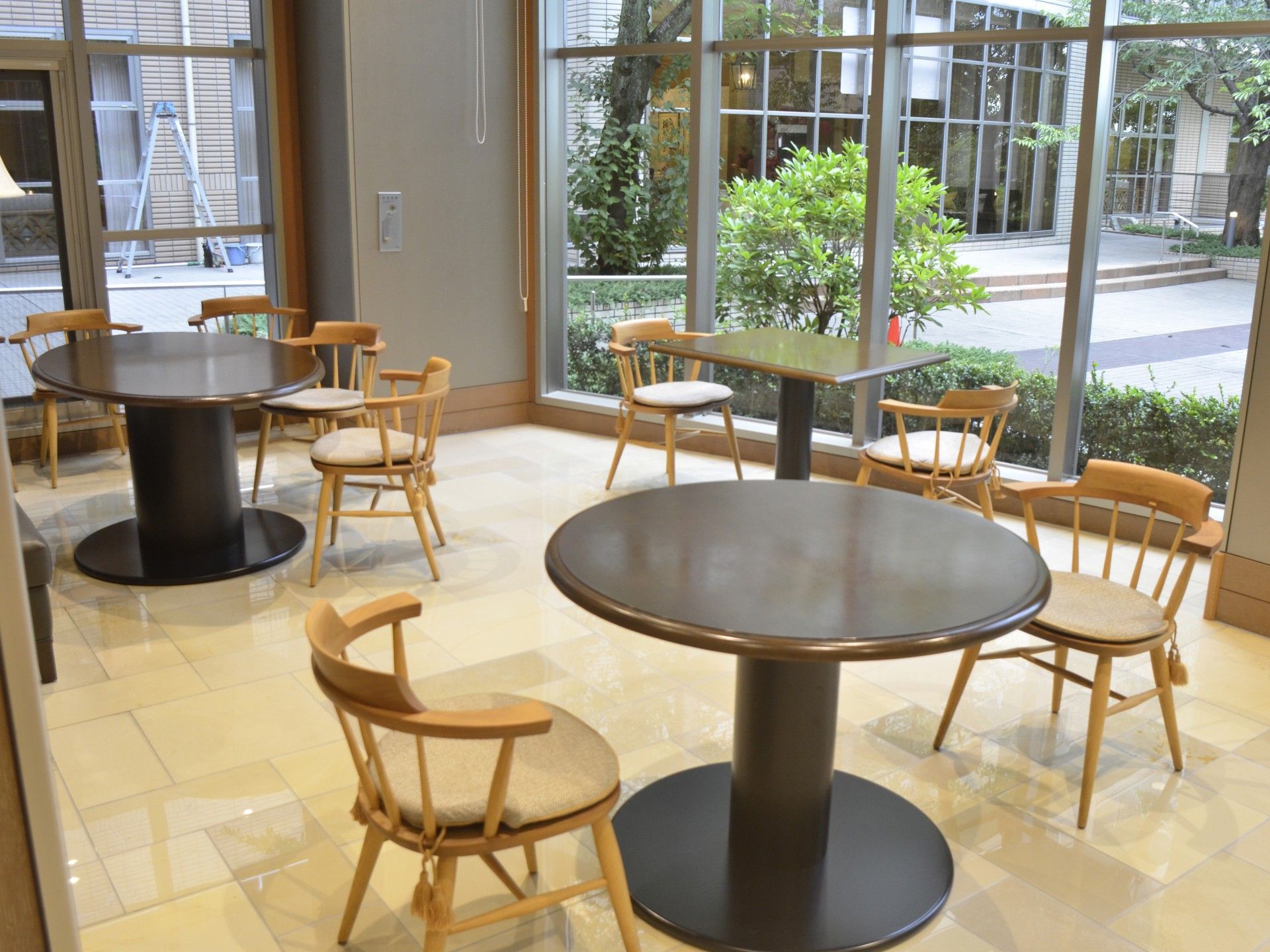 窓際のテーブルと椅子