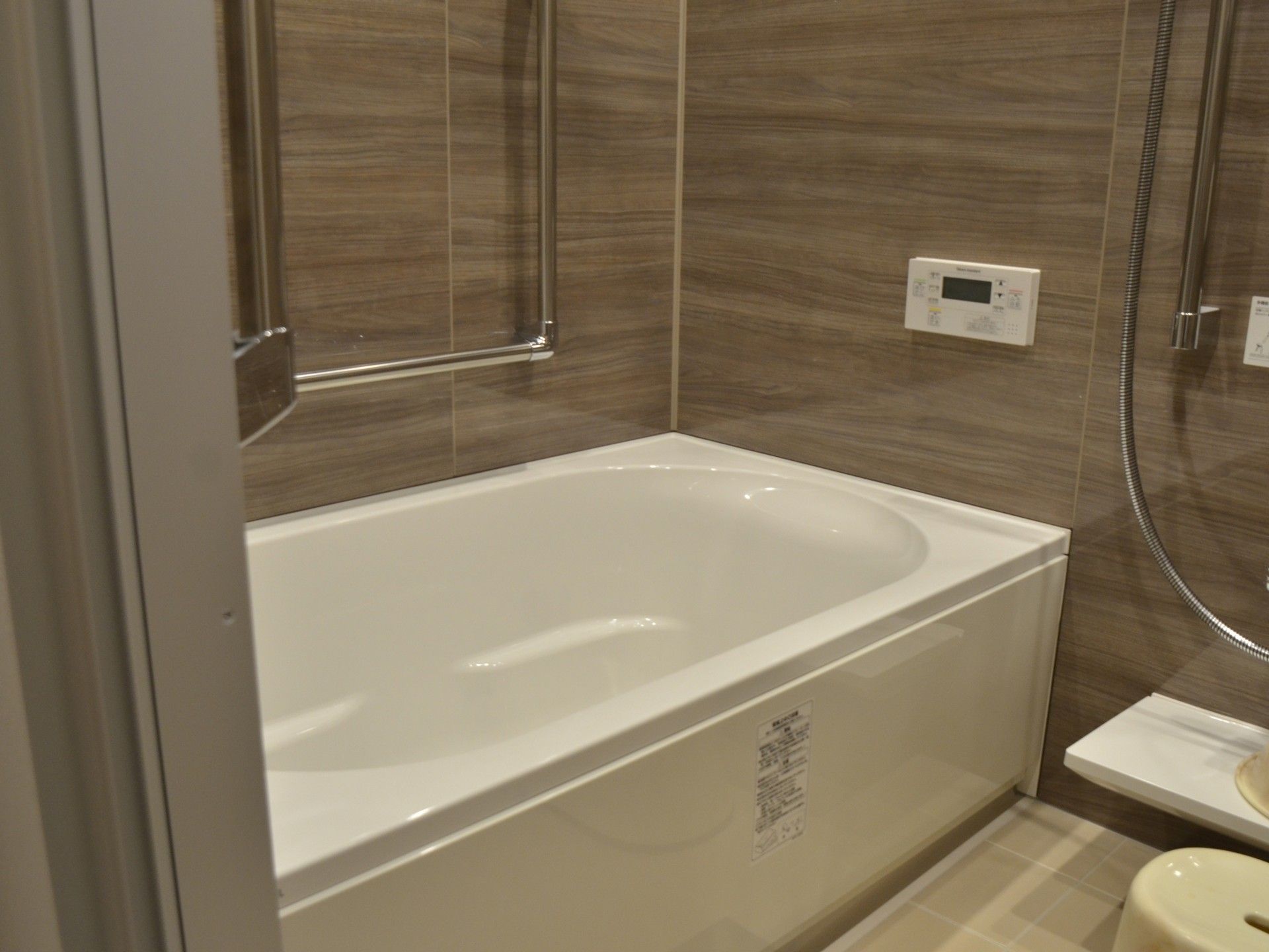 手すり付きの浴室