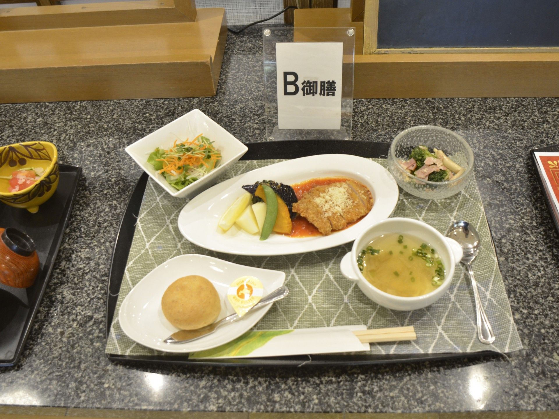 彩り豊かな食事トレー