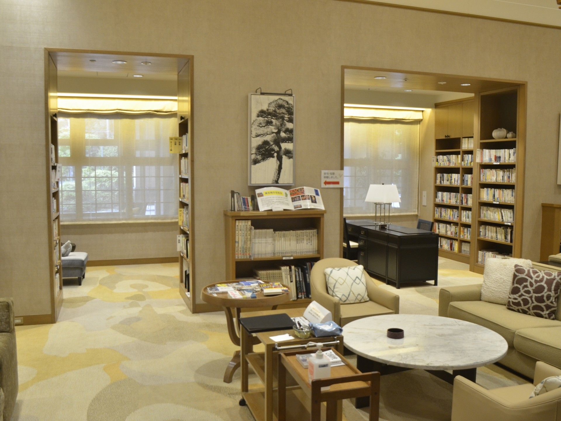 落ち着いた雰囲気の読書スペース