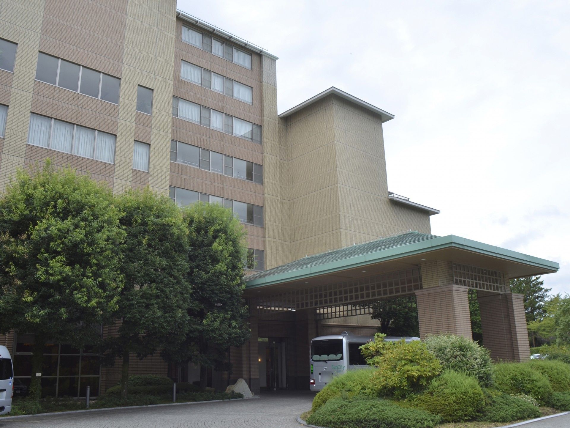 緑に囲まれた建物の外観