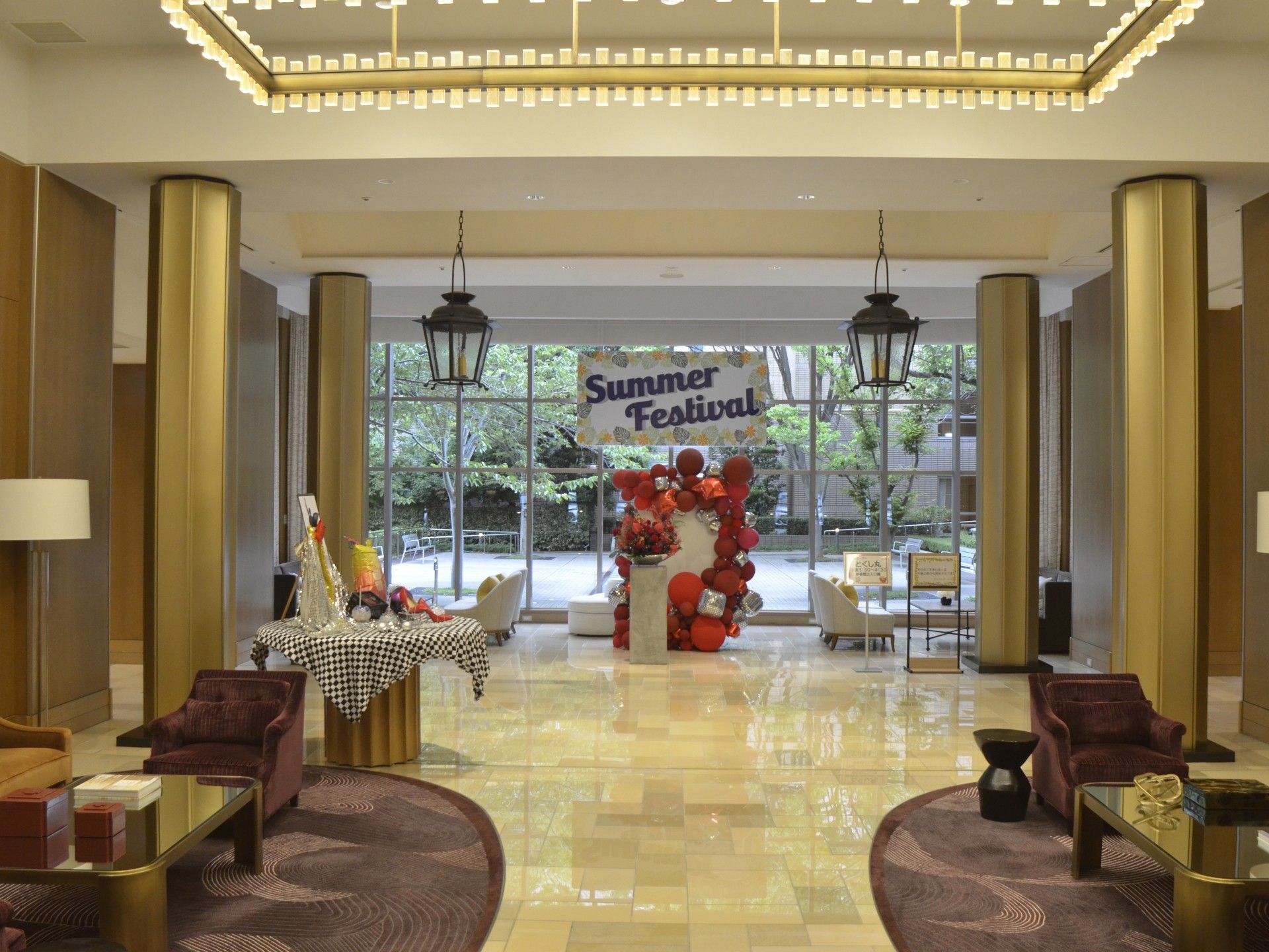 夏祭りの飾りがあるエントランス