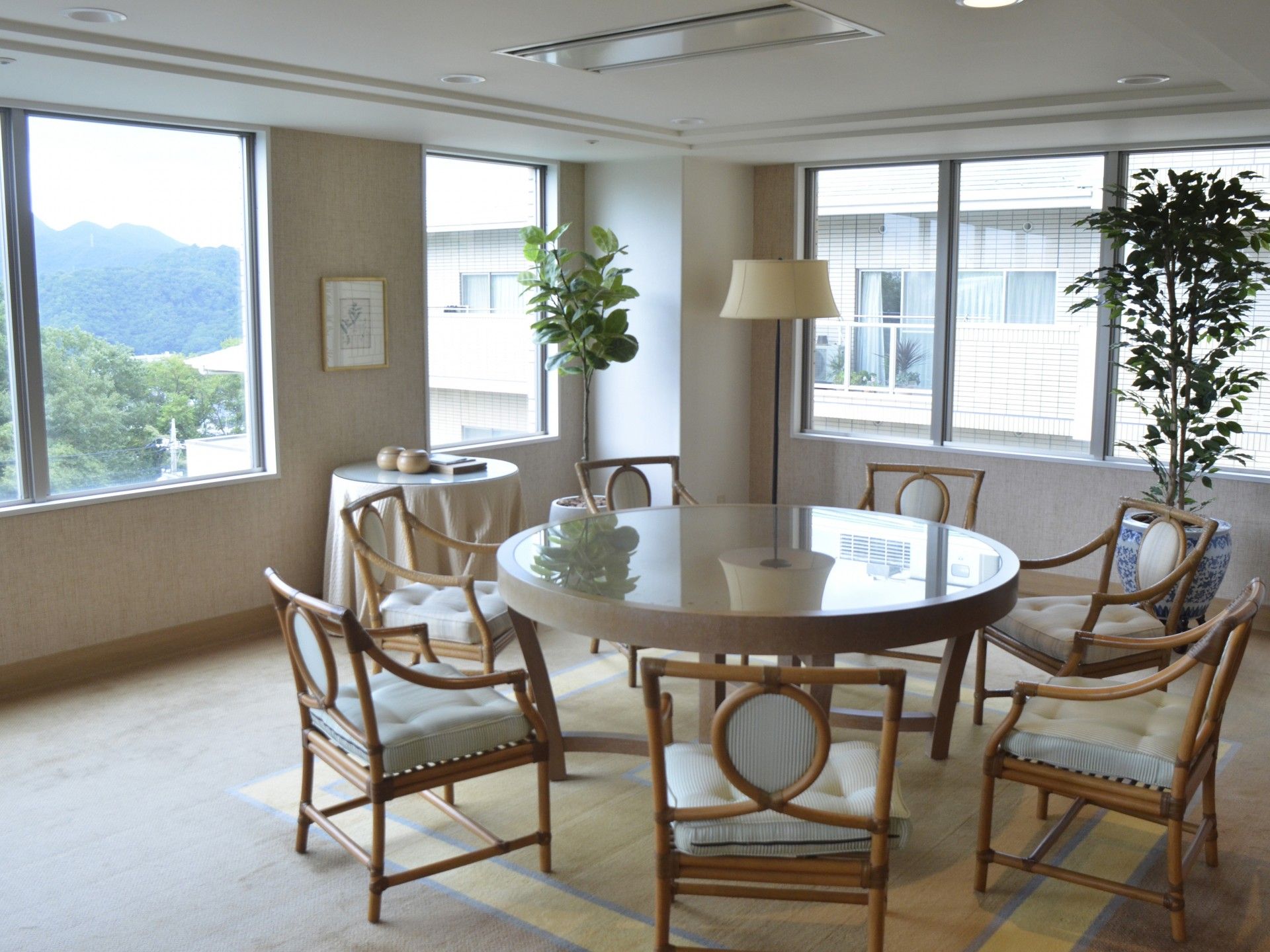 窓際の円卓と椅子の部屋