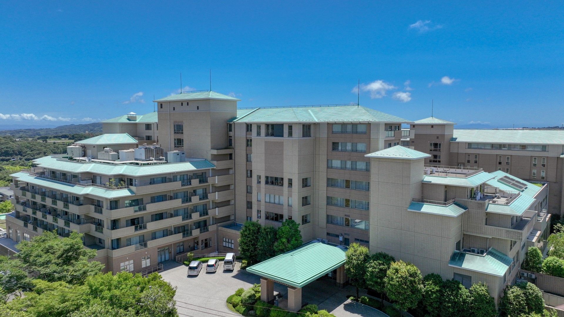 緑豊かな建物外観