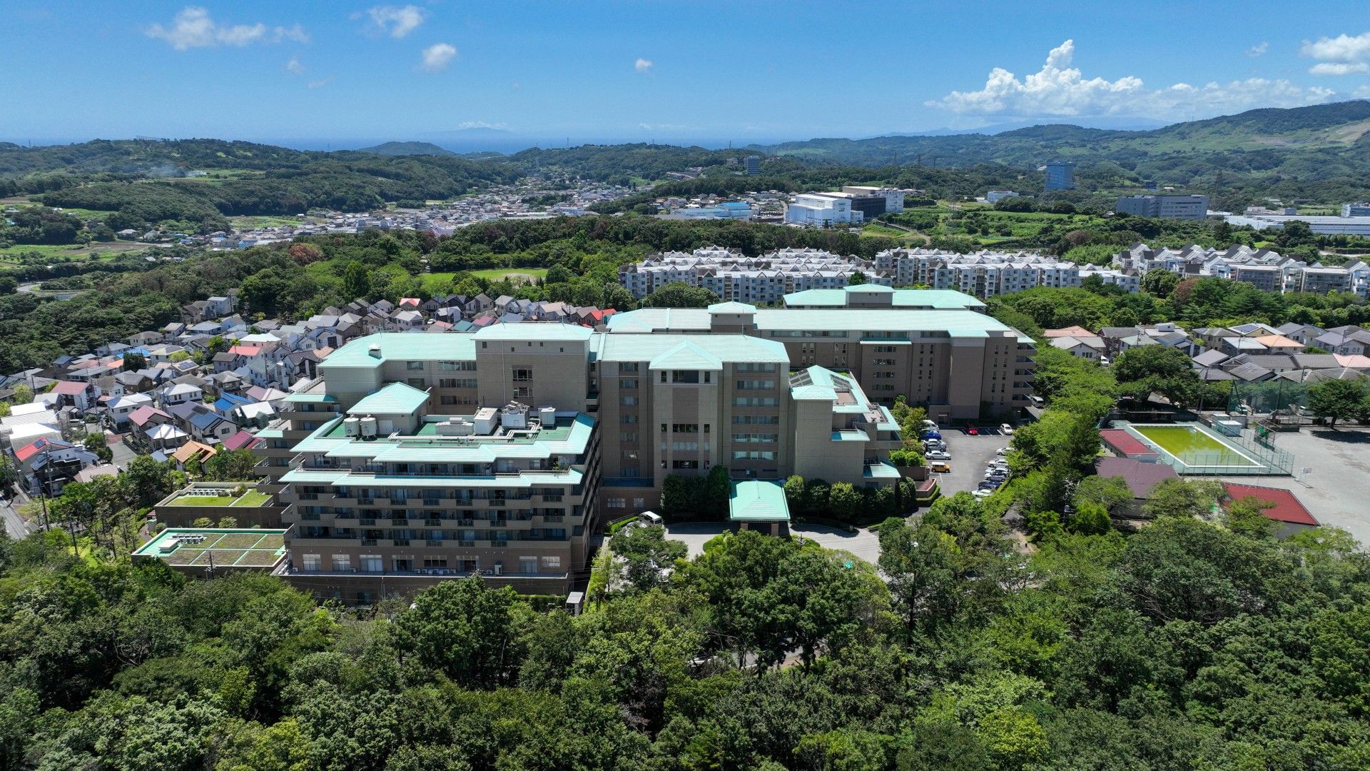 緑に囲まれた建物の外観