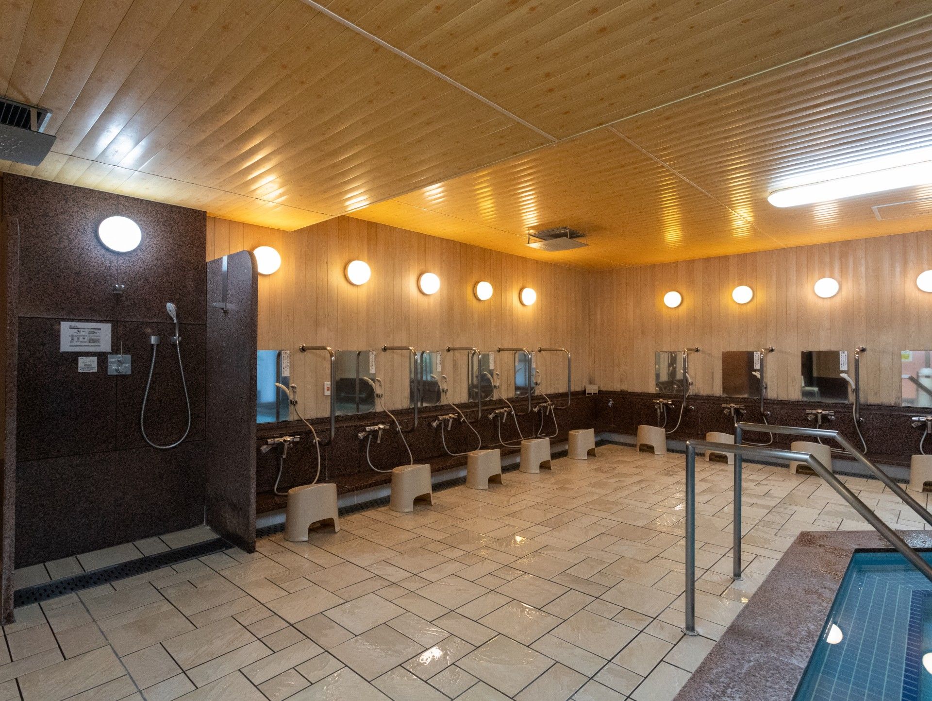 広々とした浴室