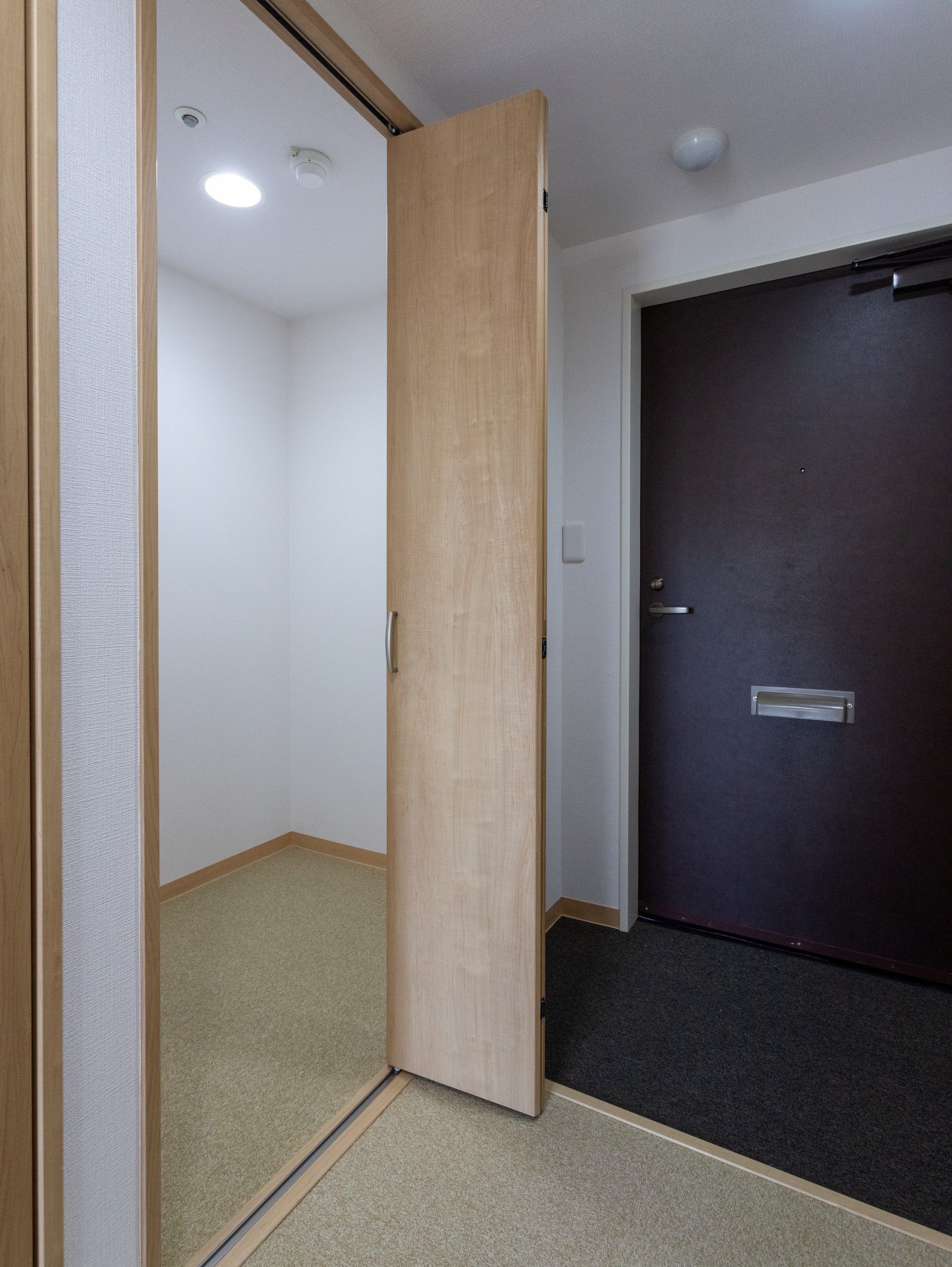 木製ドアのある玄関