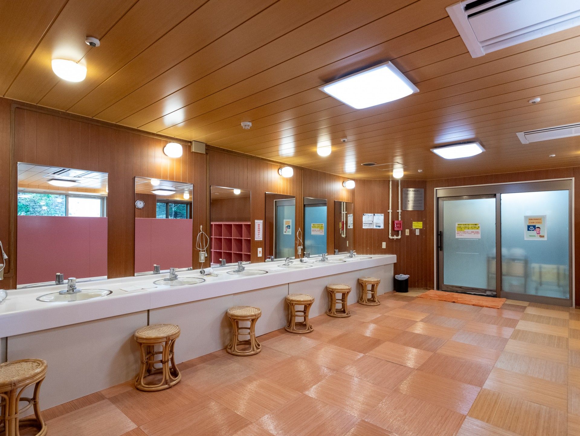 広々とした洗面エリア