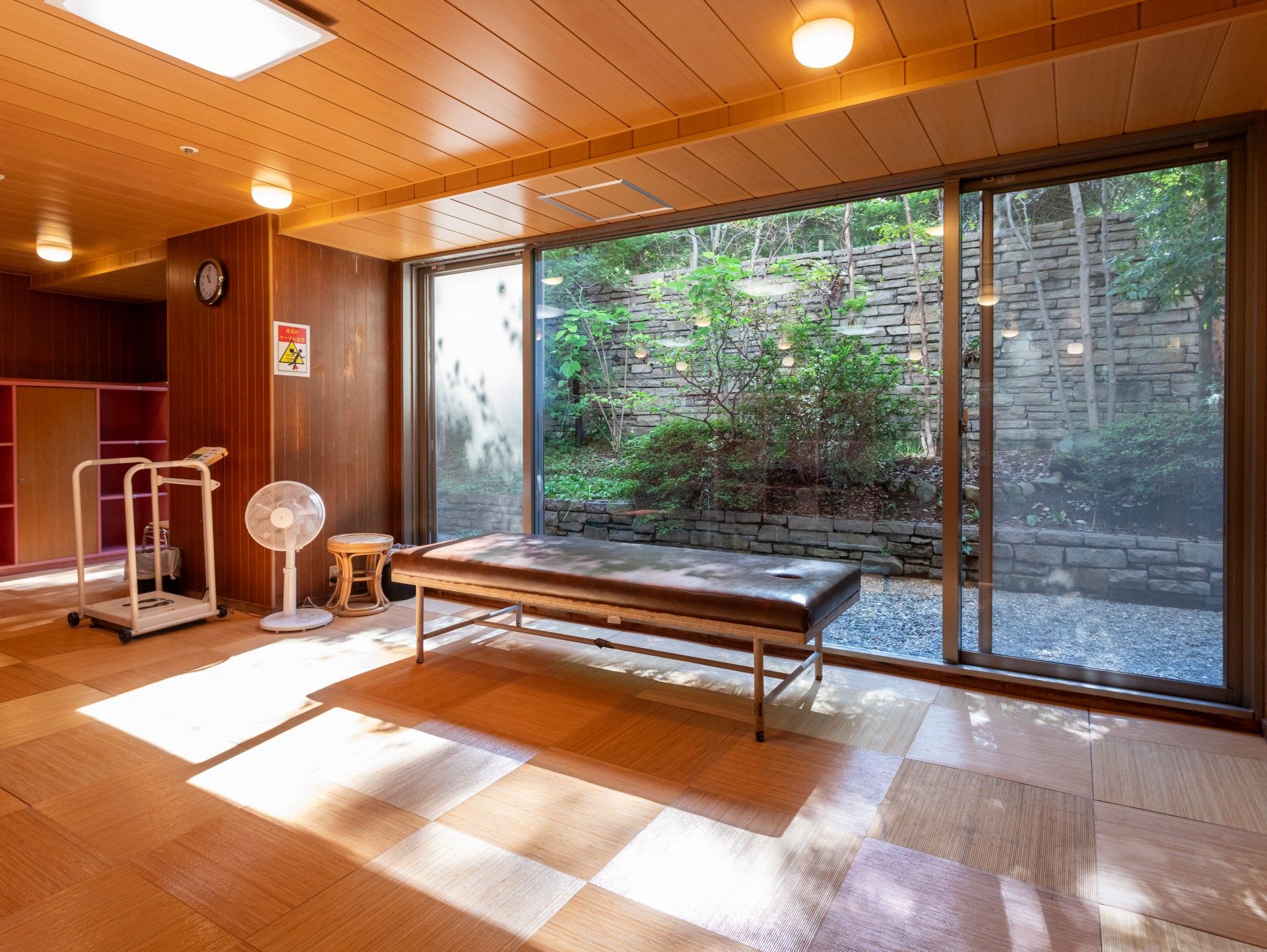 大きな窓のある部屋