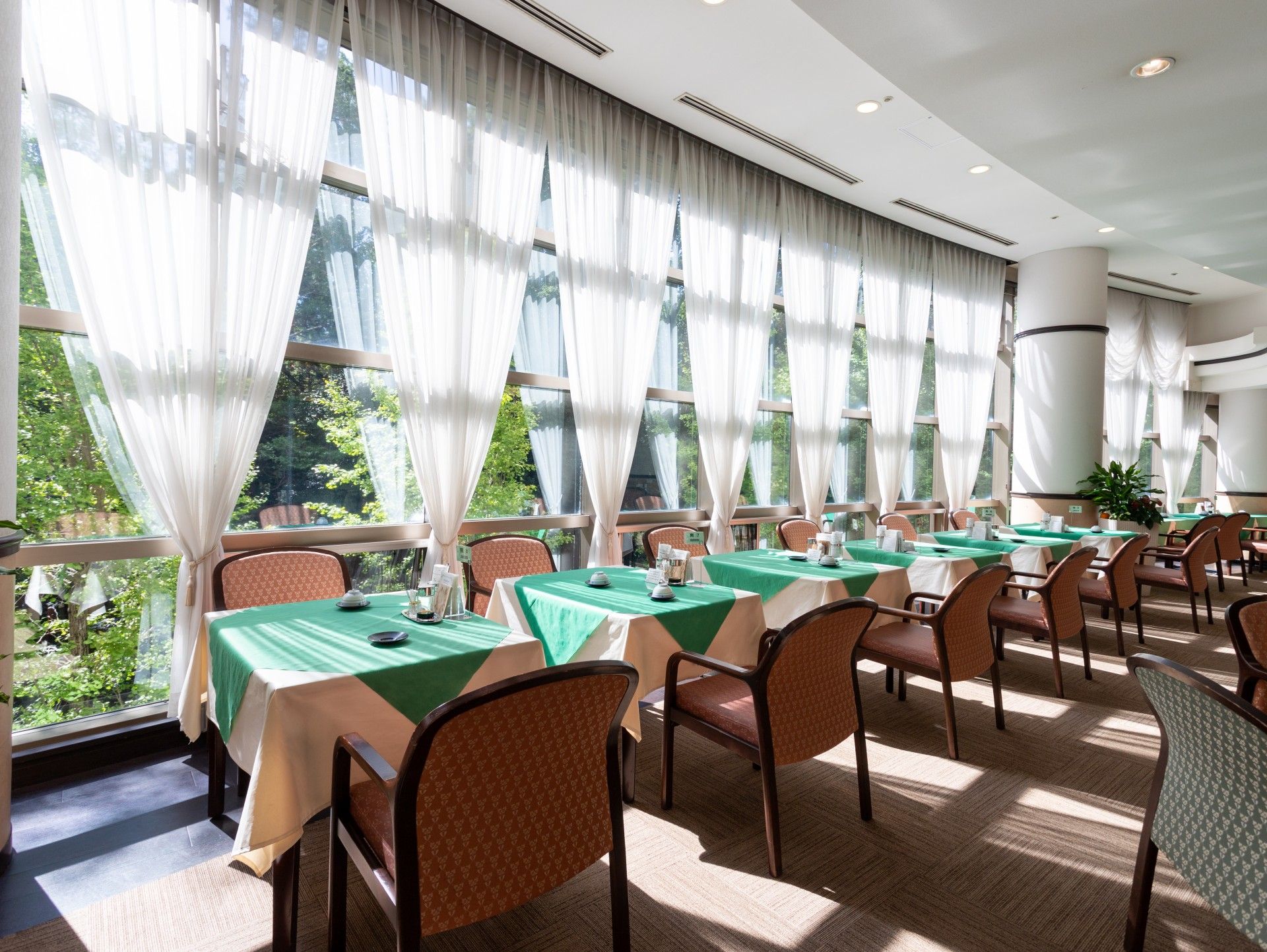 日差しが差し込む食堂