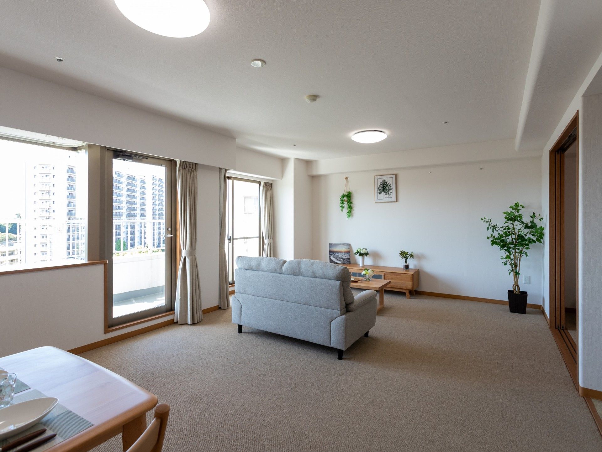 明るいリビングルーム