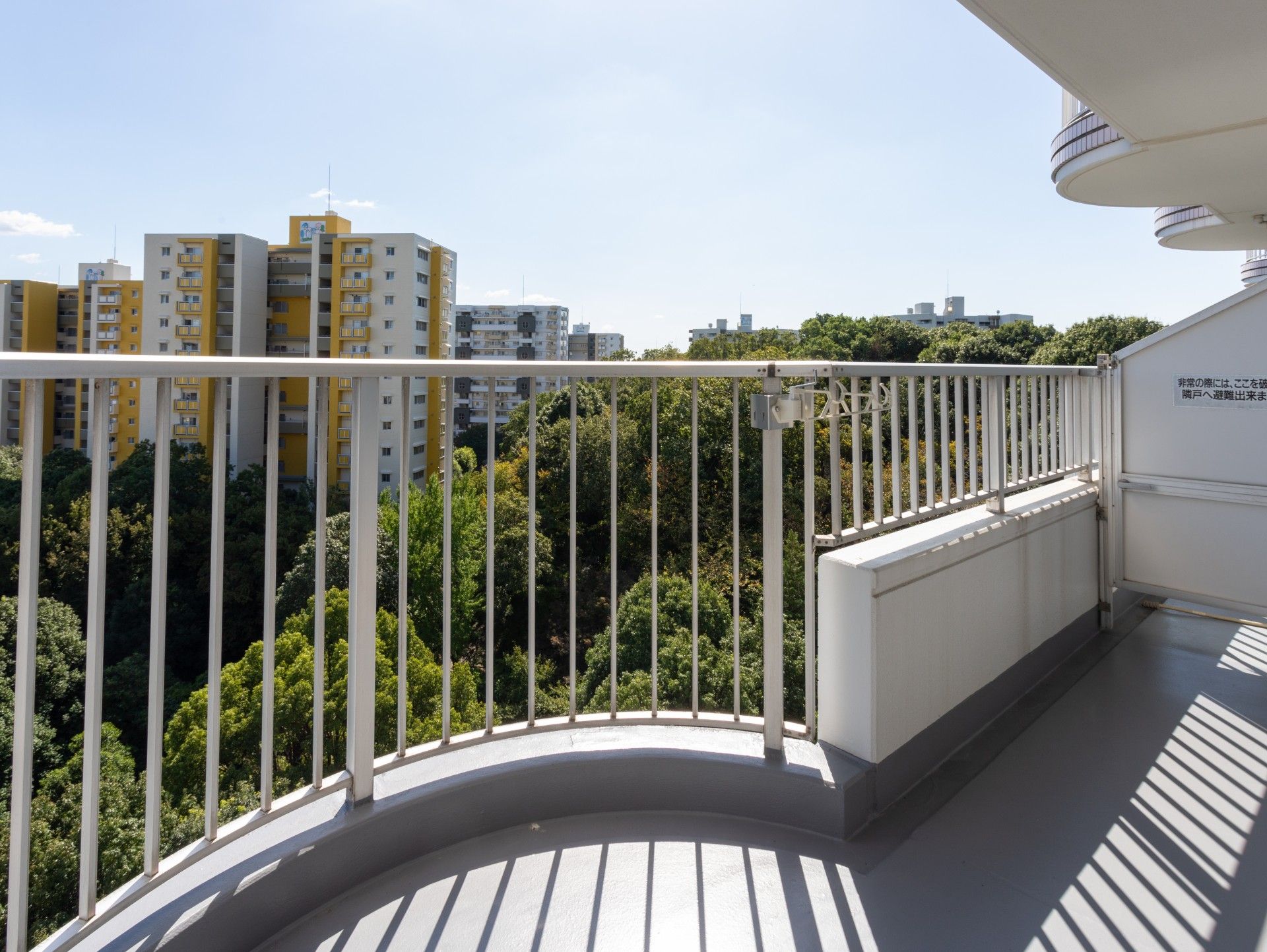 緑豊かな眺望のバルコニー